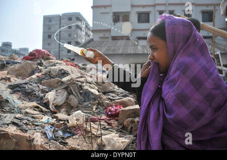 Dacca in Bangladesh. 24 apr 2014. Un parente della vittima piange presso il sito di Rana Plaza il crollo dell'edificio durante una commemorazione in Savar, nella periferia di Dhaka, Bangladesh, 24 aprile 2014. Bangladesh cerimonie terrà il giovedì per commemorare le vittime del paese la peggiore mai tragedia industriale che ha lasciato almeno 1135 morti, per la maggior parte dei lavoratori di indumento. Credito: Shariful Islam/Xinhua/Alamy Live News Foto Stock