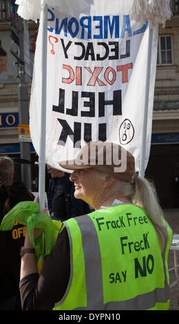 Blackpool, Lancashire, Regno Unito 24 aprile, 2014. Blackpool e Fylde è stata l'epicentro di una volta la "fracking' parte del processo di scisto di estrazione di gas ha avuto luogo. Michael Fallon MP, Segretario di Stato per gli Affari & Energia si è incontrato con i rappresentanti di nord-ovest le imprese per discutere di quello che possono ottenere da il controverso processo di perforazione. Individui, gruppi di attivisti e residenti locali in rappresentanza di agricoltura e turismo settori oggetto di piani di 'frack' per gas di scisto in la Bowland scisto. Credito: Mar fotografico/Alamy Live News Foto Stock