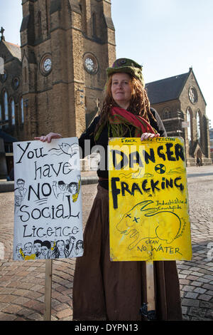 Blackpool, Lancashire, Regno Unito 24th aprile 2014. Maggie Hartley Da Longridge. Blackpool e la Fylde sono stati ‘epicentro per una volta la parte 'fracking' del processo di estrazione del gas di scisto ha avuto luogo. Michael Fallon MP, Segretario di Stato per le imprese e l'energia, ha incontrato i rappresentanti delle aziende del Nord Ovest per discutere di ciò che possono trarre vantaggio dal controverso processo di perforazione. Gli individui, i gruppi, gli attivisti e i residenti locali che rappresentano i settori dell’agricoltura e del turismo si oppongono a piani di ‘frack’ per lo shale gas nella Bowland Shale. Foto Stock