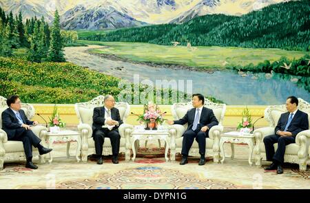 Pechino, Cina. 24 apr 2014. Chinese Vice Presidente Li Yuanchao (seconda R) risponde con un gruppo di Hong Kong i giornalisti guidati da Lee Cho Jat (2 L) a Pechino, capitale della Cina, 24 aprile 2014. © Zhang Duo/Xinhua/Alamy Live News Foto Stock