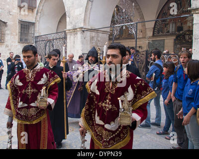 Gerusalemme, Israele. 24 apr 2014. Un ceremonious processione conduce il Patriarca armeno, Arcivescovo NOURHAN MANOUGIAN dal St. James Cathedral a una cerimonia per la consegna di un monumento commemorativo nel quartiere Armeno della Città Vecchia. La comunità armena ha commemorato il 99° anniversario del genocidio armeno perpetrato dai Turchi nella prima guerra mondiale contro i cristiani dell'Anatolia. Credito: Nir Alon/Alamy Live News Foto Stock