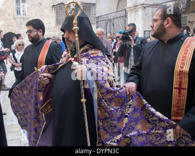 Gerusalemme, Israele. 24 apr 2014. Un ceremonious processione conduce il Patriarca armeno, Arcivescovo NOURHAN MANOUGIAN dal St. James Cathedral a una cerimonia per la consegna di un monumento commemorativo nel quartiere Armeno della Città Vecchia. La comunità armena ha commemorato il 99° anniversario del genocidio armeno perpetrato dai Turchi nella prima guerra mondiale contro i cristiani dell'Anatolia. Credito: Nir Alon/Alamy Live News Foto Stock