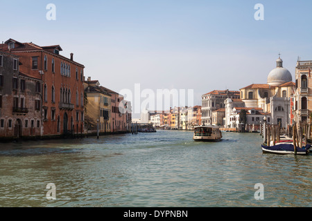 Canal Grande panorama di Venezia, barche e palazzi, cielo azzurro a Venezia, Italia, Europa Foto Stock