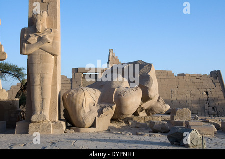 Ramesseum : il tempio funerario del faraone Ramses II il Grande(1303-1213 A.C. XIX DYN. Rimanenti di una gigantesca statua. Foto Stock