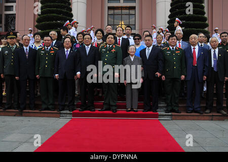 Hanoi, Vietnam. 24 apr 2014. Difesa vietnamita Ministro Generale Phung Quang Thanh (6L, anteriore) e gli ospiti possono rappresentare per le foto con la delegazione cinese i membri ad Hanoi, Vietnam, 24 aprile 2014. Difesa vietnamita Ministro Generale Phung Quang Thanh ha incontrato una delegazione di cinesi ex esperti e le loro famiglie qui il giovedì. © Zhang Jianhua/Xinhua/Alamy Live News Foto Stock