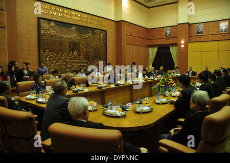 Hanoi. 24 apr 2014. La foto è stata scattata il 24 aprile 2014 mostra una scena della riunione ad Hanoi, Vietnam. Difesa vietnamita Ministro Generale Phung Quang Thanh ha incontrato una delegazione di cinesi ex esperti e le loro famiglie qui il giovedì. © Zhang Jianhua/Xinhua/Alamy Live News Foto Stock