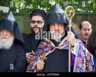 Gerusalemme, Israele. 24 apr 2014. Il Patriarca Armeno, Arcivescovo NOURHAN MANOUGIAN partecipa a una cerimonia in un monumento commemorativo nel quartiere Armeno della Città Vecchia. La comunità armena ha commemorato il 99° anniversario del genocidio armeno perpetrato dai Turchi nella prima guerra mondiale contro i cristiani dell'Anatolia. Credito: Nir Alon/Alamy Live News Foto Stock