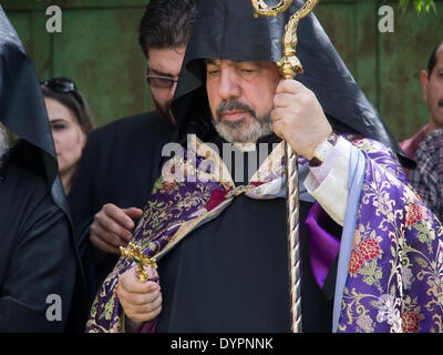 Gerusalemme, Israele. 24 apr 2014. Il Patriarca Armeno, Arcivescovo NOURHAN MANOUGIAN partecipa a una cerimonia in un monumento commemorativo nel quartiere Armeno della Città Vecchia. La comunità armena ha commemorato il 99° anniversario del genocidio armeno perpetrato dai Turchi nella prima guerra mondiale contro i cristiani dell'Anatolia. Credito: Nir Alon/Alamy Live News Foto Stock