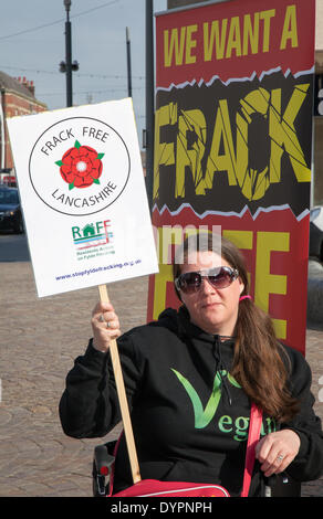 Blackpool, Lancashire, Regno Unito 24 aprile, 2014. Angelo Selam -Greenpeace. Blackpool e Fylde è stata l'epicentro di una volta la "fracking' parte del processo di scisto di estrazione di gas ha avuto luogo. Michael Fallon MP, Segretario di Stato per gli Affari & Energia si è incontrato con i rappresentanti di nord-ovest le imprese per discutere di quello che possono ottenere da il controverso processo di perforazione. Individui, gruppi di attivisti e residenti locali in rappresentanza di agricoltura e turismo settori oggetto di piani di 'frack' per gas di scisto in la Bowland scisto. Credito: Mar fotografico/Alamy Live News Foto Stock