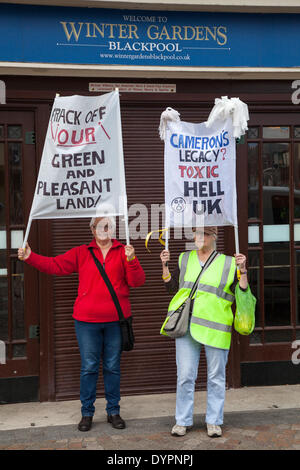 Blackpool, Lancashire, Regno Unito 24 aprile, 2014. Blackpool e Fylde è stata l'epicentro di una volta la "fracking' parte del processo di scisto di estrazione di gas ha avuto luogo. Michael Fallon MP, Segretario di Stato per gli Affari & Energia si è incontrato con i rappresentanti di nord-ovest le imprese per discutere di quello che possono ottenere da il controverso processo di perforazione. Individui, gruppi di attivisti e residenti locali in rappresentanza di agricoltura e turismo settori oggetto di piani di 'frack' per gas di scisto in la Bowland scisto. Credito: Mar fotografico/Alamy Live News Foto Stock