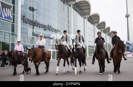 Amburgo, Germania. 24 apr 2014. Un gruppo di piloti su cavalli di diverse razze ride passato il centro fieristico di Amburgo, Germania, 24 aprile 2014. Il equestre HansePferd fiera sarà aperto dal 25 aprile al 27 aprile a Hamburg exhibition centre. Foto: Axel HEIMKEN/dpa/Alamy Live News Foto Stock