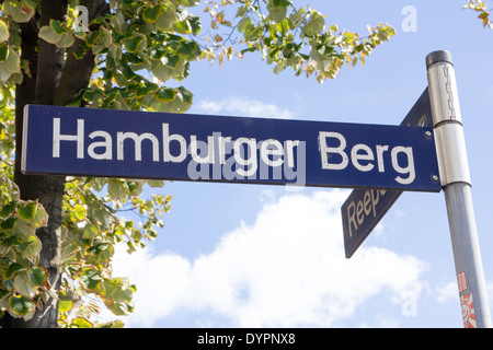 Un cartello stradale della famosa luce rossa e il quartiere dei divertimenti, street Hamburger Berg in Sankt Pauli parte di Amburgo, Germania. Foto Stock