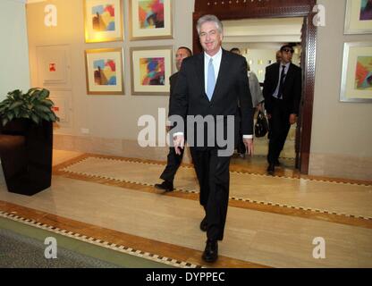 Tripoli, Libia. 24 apr 2014. Stati Uniti Il vice Segretario di Stato William Burns arriva presso la sala conferenze a Tripoli, in Libia, 24 aprile 2014. Stati Uniti Il vice Segretario di Stato William ha detto che gli Stati Uniti si lotta contro il terrorismo a fianco del popolo libico dal rafforzamento della Libia di esercito e polizia. Credito: Hamza Turkia/Xinhua/Alamy Live News Foto Stock