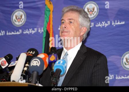 Tripoli, Libia. 24 apr 2014. Stati Uniti Il vice Segretario di Stato William Burns partecipa a una conferenza stampa a Tripoli, in Libia, 24 aprile 2014. Stati Uniti Il vice Segretario di Stato William ha detto che gli Stati Uniti si lotta contro il terrorismo a fianco del popolo libico dal rafforzamento della Libia di esercito e polizia. Credito: Hamza Turkia/Xinhua/Alamy Live News Foto Stock
