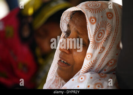 Dacca in Bangladesh. 24 apr 2014. Parenti del Savar Rana plaza tragedia vittime visitato la tomba cantiere di Rana Plaza le vittime a ricordo 1anniversery di Rana Plaza collusps fatta la preghiera e dare fiori alla tomba. La Rana Plaza edificio è crollato del 24 aprile 2013, uccidendo 1138 lavoratori nel mondo vestito peggiore catastrofe in fabbrica. Credito: ZUMA Press, Inc./Alamy Live News Foto Stock