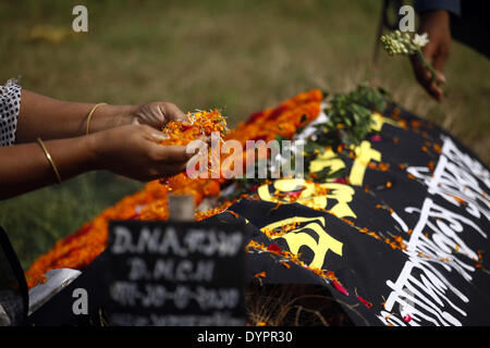 Dacca in Bangladesh. 24 apr 2014. Parenti del Savar Rana plaza tragedia vittime visitato la tomba cantiere di Rana Plaza le vittime a ricordo 1anniversery di Rana Plaza collusps fatta la preghiera e dare fiori alla tomba. La Rana Plaza edificio è crollato del 24 aprile 2013, uccidendo 1138 lavoratori nel mondo vestito peggiore catastrofe in fabbrica. Credito: ZUMA Press, Inc./Alamy Live News Foto Stock