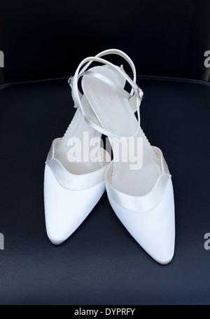 Spose scarpe bianco closeup su sfondo nero Foto Stock