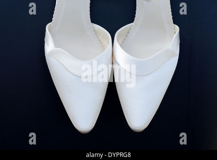 Coppia di spose scarpe bianco closeup Foto Stock