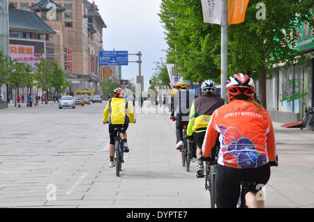 Tre ciclista australiano e la loro guida cinese escursioni in bicicletta a Beijing in Cina. Foto Stock