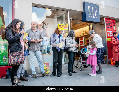 Exeter, Regno Unito. 24 apr 2014. I manifestanti parlano di una i membri del pubblico al di fuori del traferro kids negozio di abbigliamento a Exeter per evidenziare Gap il rifiuto di firmare l' accordo commerciale che potrebbero migliorare le condizioni per la fabbrica di indumento i lavoratori. Credito: Clive Chilvers/Alamy Live News Foto Stock