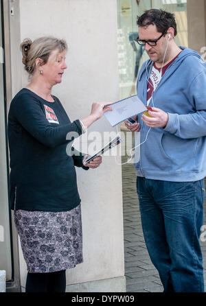 Exeter, Regno Unito. 24 apr 2014. Un manifestante parla di un membro del pubblico al di fuori del traferro kids negozio di abbigliamento a Exeter per evidenziare Gap il rifiuto di firmare l' accordo commerciale che potrebbero migliorare le condizioni per la fabbrica di indumento i lavoratori. Credito: Clive Chilvers/Alamy Live News Foto Stock