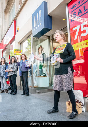 Exeter, Regno Unito. 24 apr 2014. Protester mani fuori un foglietto esterno il Gap kids negozio di abbigliamento a Exeter per evidenziare Gap il rifiuto di firmare l' accordo commerciale che potrebbero migliorare le condizioni per la fabbrica di indumento i lavoratori. Credito: Clive Chilvers/Alamy Live News Foto Stock