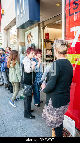 Exeter, Regno Unito. 24 apr 2014. Protester parla ai membri del pubblico che entrano il Gap Kids negozio di abbigliamento a Exeter per evidenziare Gap il rifiuto di firmare l' accordo commerciale che potrebbero migliorare le condizioni per la fabbrica di indumento i lavoratori. Credito: Clive Chilvers/Alamy Live News Foto Stock