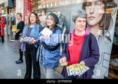 Exeter, Regno Unito. 24 apr 2014. Un gruppo di dimostranti fuori il divario negozio di abbigliamento a Exeter per evidenziare Gap il rifiuto di firmare l' accordo commerciale che potrebbero migliorare le condizioni per la fabbrica di indumento i lavoratori. Credito: Clive Chilvers/Alamy Live News Foto Stock