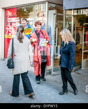 Exeter, Regno Unito. 24 apr 2014. I dimostranti fuori mano un depliant al di fuori del traferro negozio di abbigliamento a Exeter per evidenziare Gap il rifiuto di firmare l' accordo commerciale che potrebbero migliorare le condizioni per la fabbrica di indumento i lavoratori. Credito: Clive Chilvers/Alamy Live News Foto Stock