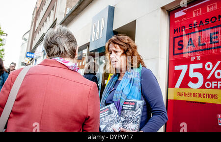 Exeter, Regno Unito. 24 apr 2014. Protester Alison Williams, parla di un membro del pubblico al di fuori del traferro negozio di abbigliamento a Exeter per evidenziare Gap il rifiuto di firmare l' accordo commerciale che potrebbero migliorare le condizioni per la fabbrica di indumento i lavoratori. Credito: Clive Chilvers/Alamy Live News Foto Stock