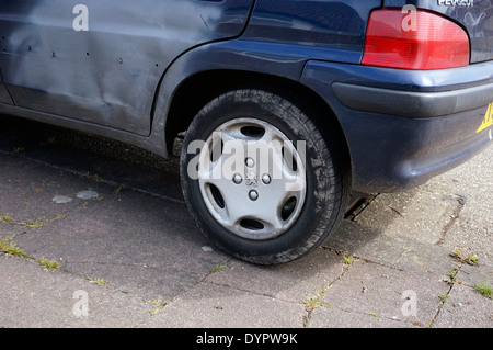 Macchina parcheggiata su un marciapiede gli automobilisti dovrebbero essere bandite dal parcheggio sul marciapiedi causando ostruzione & molto disagio Foto Stock