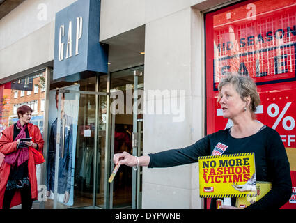 Exeter, Regno Unito. 24 apr 2014. Protester mani fuori un foglietto esterno il divario negozio di abbigliamento a Exeter per evidenziare Gap il rifiuto di firmare l' accordo commerciale che potrebbero migliorare le condizioni per la fabbrica di indumento i lavoratori. Credito: Clive Chilvers/Alamy Live News Foto Stock