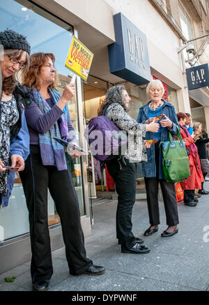 Exeter, Regno Unito. 24 apr 2014. Attivista parla a membri del pubblico al di fuori del traferro kids negozio di abbigliamento a Exeter per evidenziare Gap il rifiuto di firmare l' accordo commerciale che potrebbero migliorare le condizioni per la fabbrica di indumento i lavoratori. Credito: Clive Chilvers/Alamy Live News Foto Stock