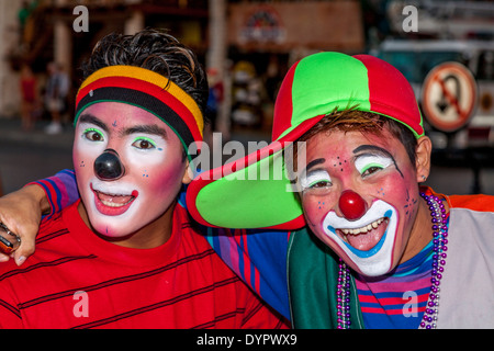 Ragazzi locali vestito come clown, Cozumel Carnevale, Isola di Cozumel, Quintana Roo, Messico Foto Stock