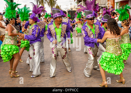 Street balli durante il carnevale di Cozumel, Isola di Cozumel, Quintana Roo, Messico Foto Stock