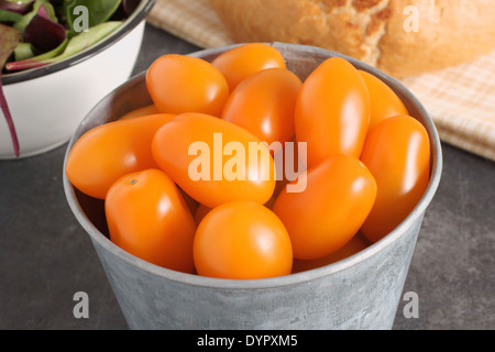 Orange Santa F1 pomodori uva un ibrido variazione del più usuale di pomodoro rosso. Foto Stock