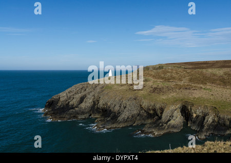 Vista lungo il Pembrokeshire Coast a Porthgain in Galles Foto Stock