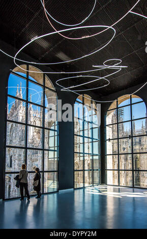 Milano, Italia. 23 apr 2014. vista della Piazza del Duomo dal top sala del museo del ventesimo secolo Credito: Davvero Facile Star/Alamy Live News Foto Stock