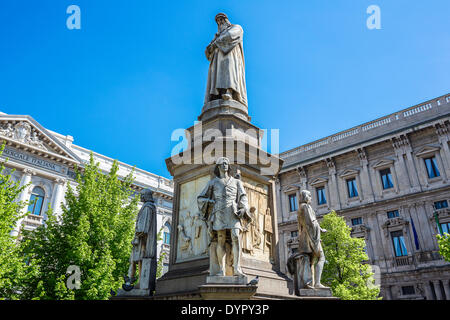 Milano, Italia. 23 apr 2014. Il Leonardo da Vinci un monumento in Piazza della Scala Credito: Davvero Facile Star/Alamy Live News Foto Stock