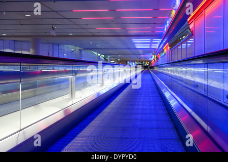 Tappeto mobile in corrispondenza del terminale 1, Aeroporto di Monaco di Baviera, Germania, Europa Foto Stock