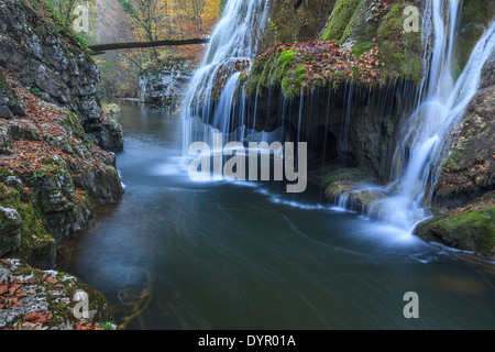 Bigar cascata cade nella Nera Beusnita Gorges National Park, Romania Foto Stock