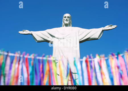 Il Carnevale di Rio celebrazione offre colori brasiliani desiderio nastri alla statua del Corcovado Foto Stock