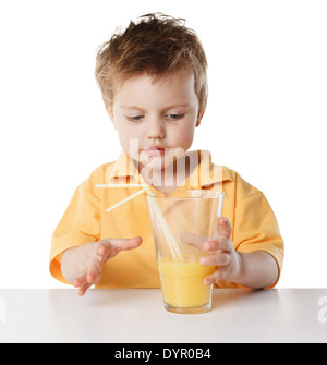 Ritratto di felice ragazzino di bere succo di arancia. Isolato su sfondo bianco. Foto Stock