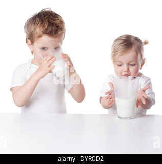 Bambini bere latte, isolato su sfondo bianco Foto Stock