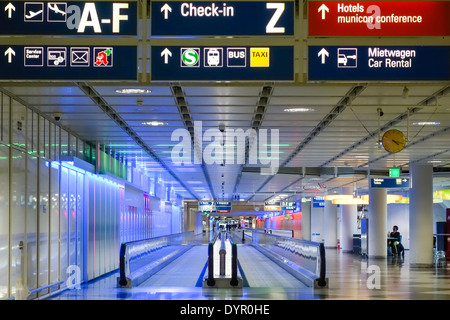 Tappeto mobile in corrispondenza del terminale 1, Aeroporto di Monaco di Baviera, Germania, Europa Foto Stock