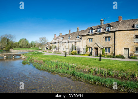 Cottage da un flusso nel villaggio Costwold di macellazione inferiore Foto Stock