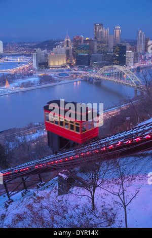 Le luci di Natale Duquesne Incline il cavo rosso Car Mount Washington skyline di Pittsburgh Pennsylvania USA Foto Stock