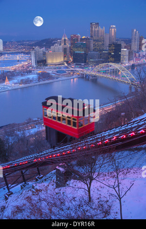 Le luci di Natale Duquesne Incline il cavo rosso Car Mount Washington skyline di Pittsburgh Pennsylvania USA Foto Stock