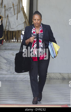 Parigi, FRA. 23 apr 2014. Il francese il ministro della Giustizia Christiane TAUBIRA lascia l'Elysee Palace il 23 aprile 2014, a Parigi, dopo il settimanale riunione del gabinetto. (Foto/Zacharie Scheurer) © Zacharie Scheurer/NurPhoto/ZUMAPRESS.com/Alamy Live News Foto Stock