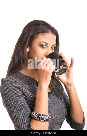 Bella African-Anerican giovane donna di bere dalla tazza da caffè Foto Stock